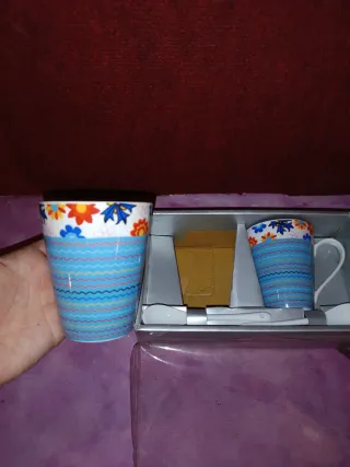 Juego 2 tazas con cucharas