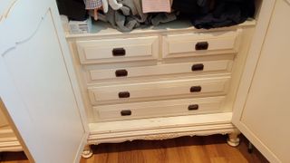 Armario blanco de madera