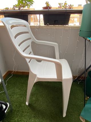 Silla de terraza de plástico blanca