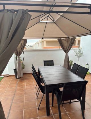 Pérgola acero NATERIAL gris 300x400 cm y maceteros