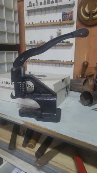 Remachadora y sacabocados