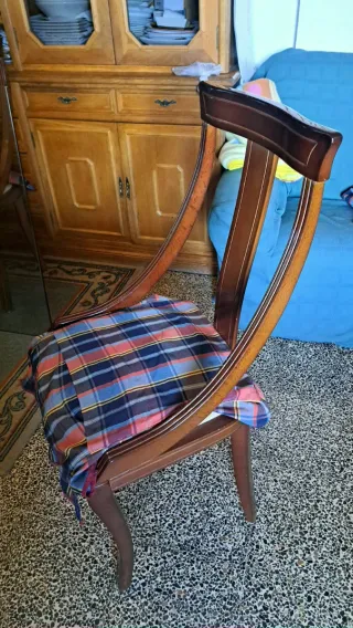 Elegante mesa y sillas de estilo barroco piomontés