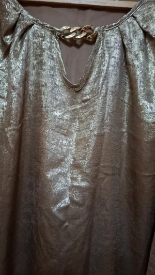 Blusa dorada con cadena