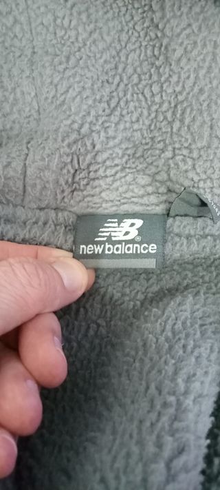 Casaco New Balance com Capuz