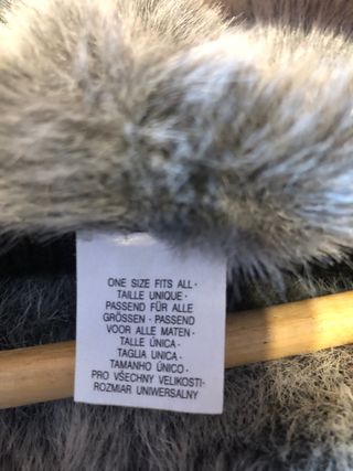 Capa negra con cuello de pelo sintético