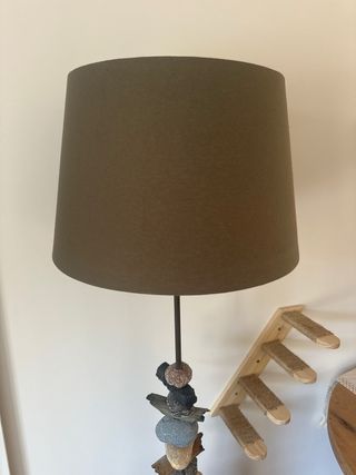 Una lampara de pie hecha con piedras naturales