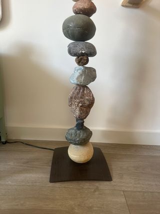 Una lampara de pie hecha con piedras naturales
