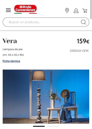 Una lampara de pie hecha con piedras naturales