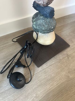 Una lampara de pie hecha con piedras naturales
