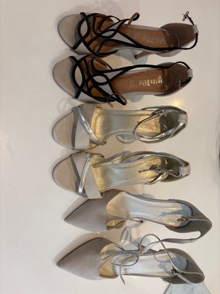 Sandalias de tacón beige y dorado