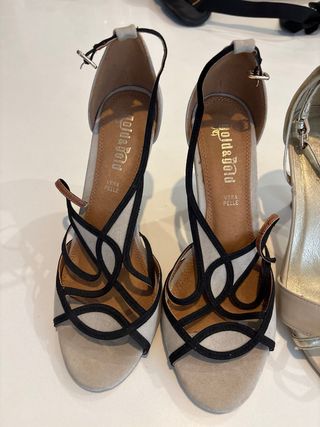 Sandalias de tacón beige y dorado