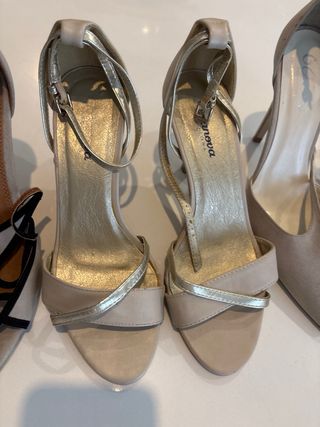 Sandalias de tacón beige y dorado