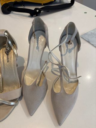 Sandalias de tacón beige y dorado