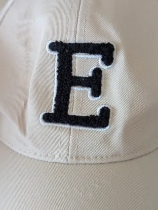 Gorra con inicial letra E nuevas (tengo 3)
