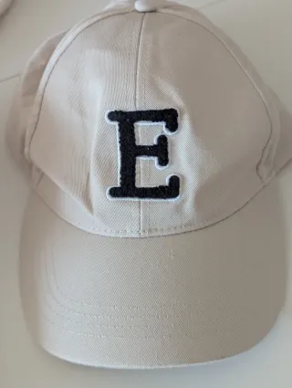 Gorra con inicial letra E nuevas (tengo 3)
