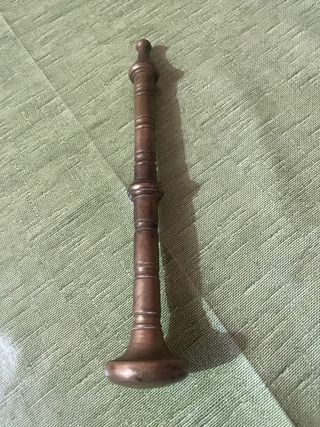 Mano de almirez de bronce