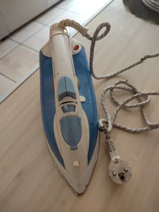 Ferro da stiro funzionante cavo bruciato