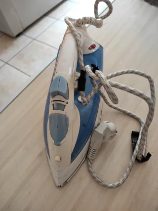 Ferro da stiro funzionante cavo bruciato