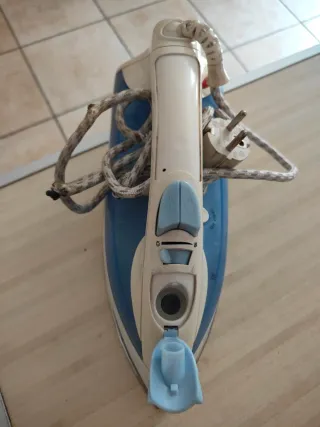 Ferro da stiro funzionante cavo bruciato