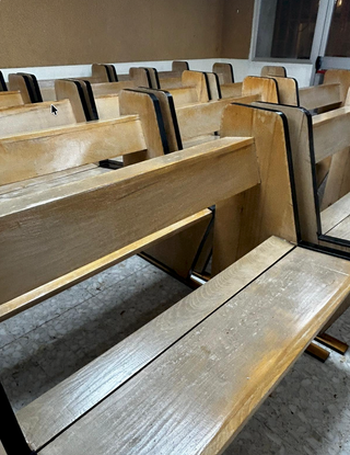 Banco de madera marrón y negro