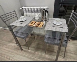 Mesa cristal y dos silla de cocina