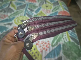 Bolso de mano morado atemporal.