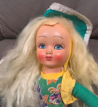 Bambola vintage vestita