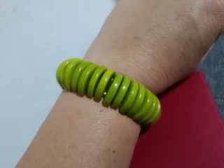 Pulsera llamativa verde elástica