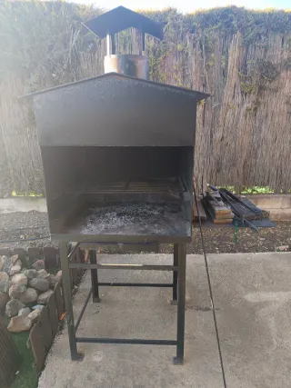 Barbacoa metálica negra con chimenea
