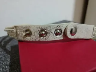 Pulsera/Collar Cuero Blanco Detalles