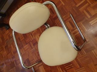 Mesa redonda y 2 sillas retro