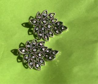 Pendientes plateados con diseño de hojas y circoni