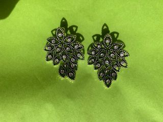 Pendientes plateados con diseño de hojas y circoni