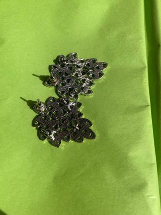 Pendientes plateados con diseño de hojas y circoni