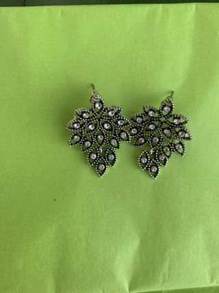 Pendientes plateados con diseño de hojas y circoni