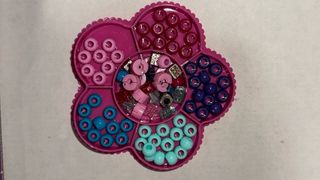 Kit para hacer pulseras a mano.