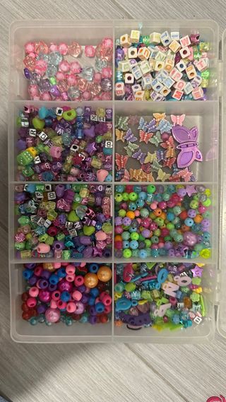 Kit para hacer pulseras a mano.