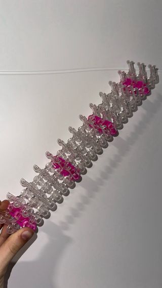 Kit para hacer pulseras a mano.