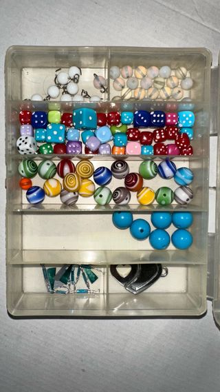 Kit para hacer pulseras a mano.