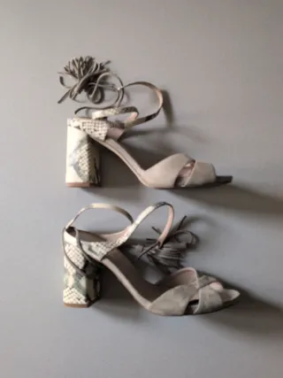 Sandalias de tacón ante beige con tiras