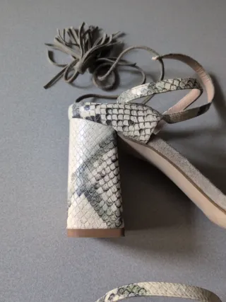 Sandalias de tacón ante beige con tiras