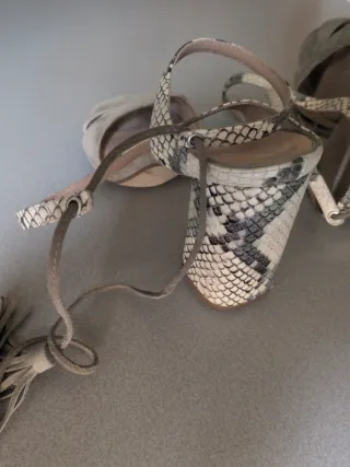 Sandalias de tacón ante beige con tiras