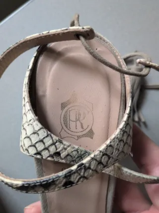 Sandalias de tacón ante beige con tiras