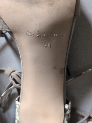 Sandalias de tacón ante beige con tiras