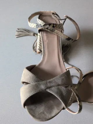 Sandalias de tacón ante beige con tiras