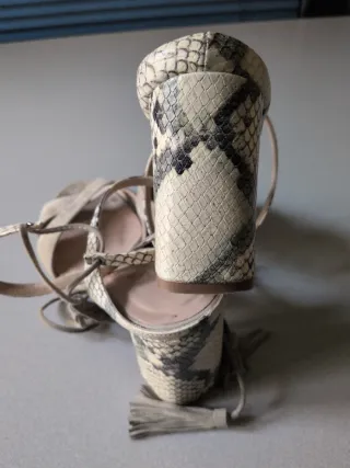 Sandalias de tacón ante beige con tiras