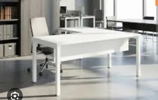 Escritorio de oficina blanco.