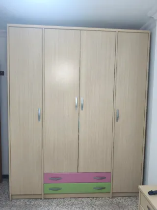 Armario grande con cajones de colores