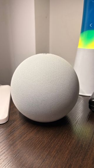 Amazon Echo 4ª Generación en Blanco y Smart Plug.