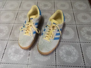 Sapatilhas Adidas Gazelle bege e azul
